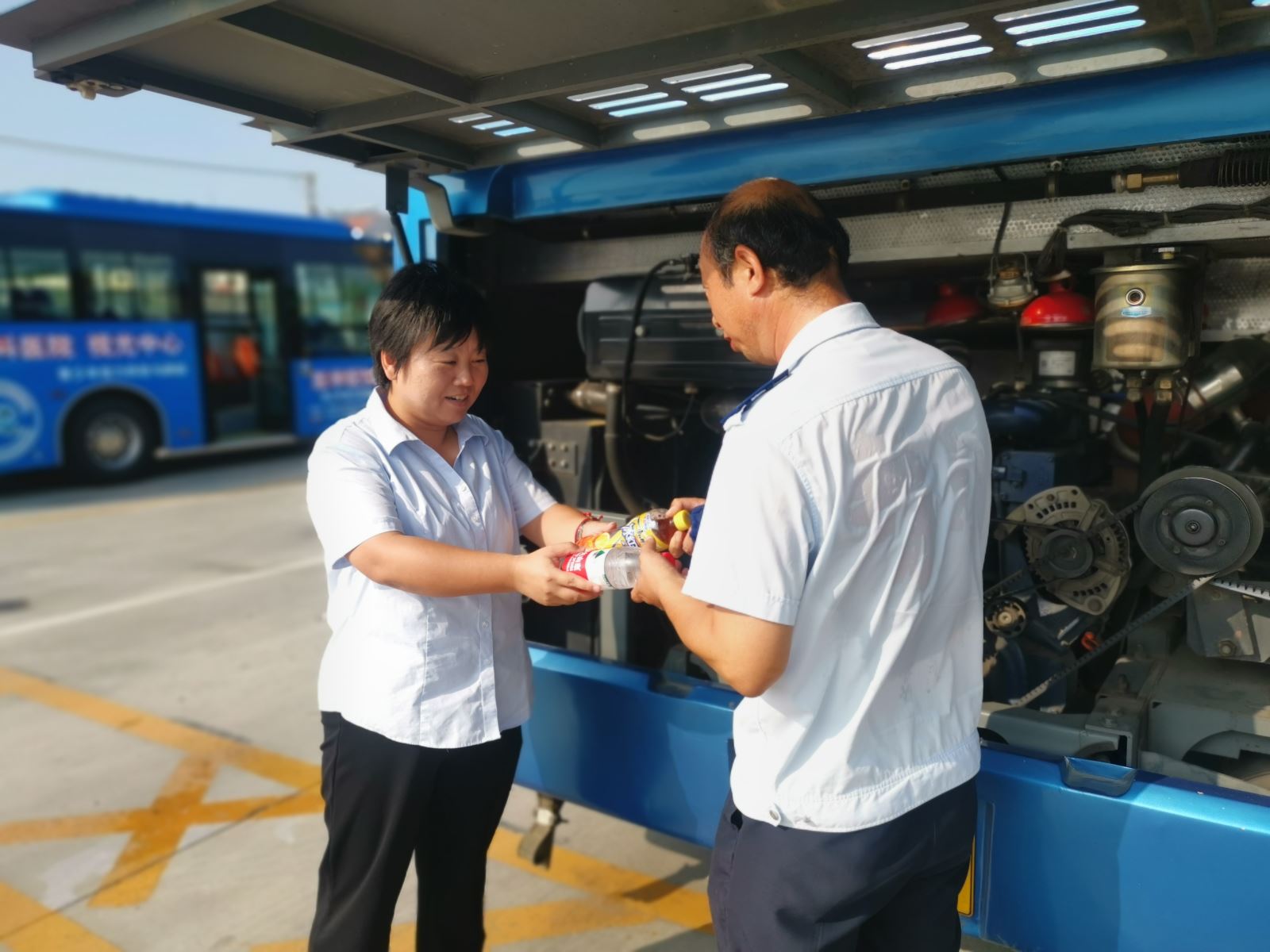 炎炎夏日送清涼，滴滴關(guān)懷暖人心